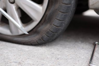 Araba lastiği sızıntısı nedeniyle tırnak vurma. yolda lastiğim patladı. Flatt