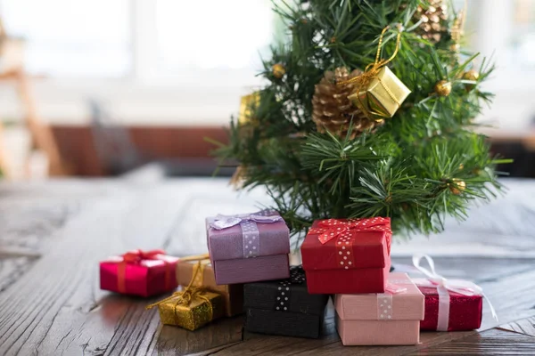 Jelen dobozok és díszített karácsonyfa. ajándék dobozban, a xmas pa — Stock Fotó