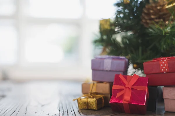 Jelen dobozok és díszített karácsonyfa. ajándék dobozban, a xmas pa — Stock Fotó