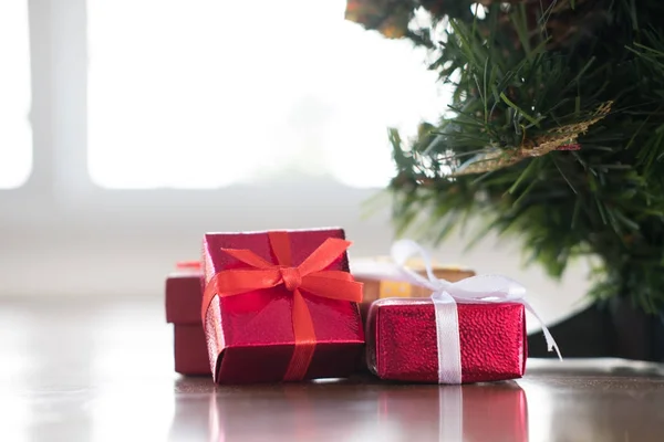 Подарункові коробки та прикрашена ялинка. подарункова коробка для різдвяної па — стокове фото