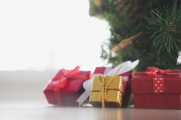 Jelen dobozok és díszített karácsonyfa. ajándék dobozban, a xmas pa — Stock Fotó