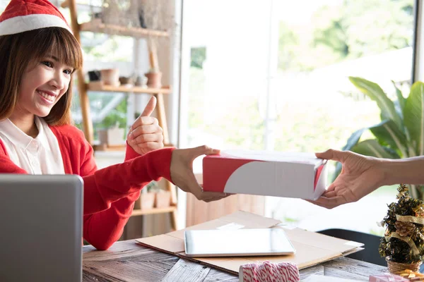 Başlangıçta küçük işletme sahibi paket kutusunu teslimatçıya verdi.