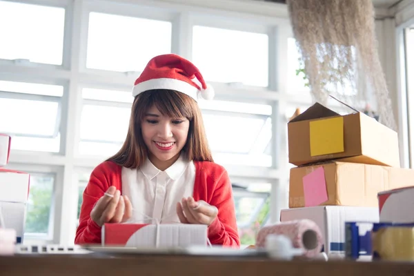 Démarrage propriétaire de petite entreprise emballage boîte en carton sur le lieu de travail . — Photo