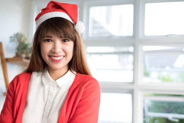 Donna indossare cappello di Babbo Natale. asiatico femmina usura bianco camicia e rosso maglia — Foto Stock