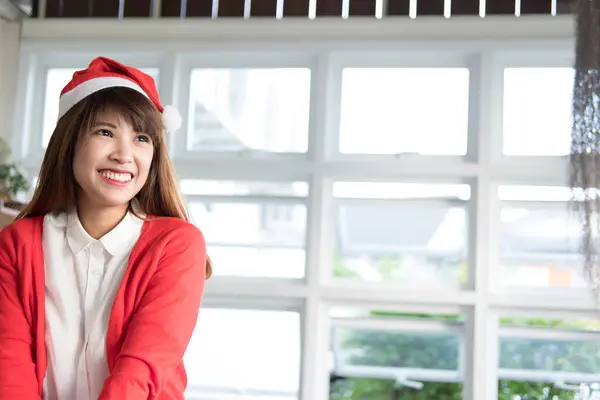 女性は、サンタ帽子を着用します。アジア女性摩耗白いシャツと赤のニット — ストック写真