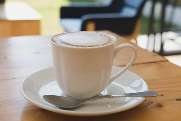 Tasse de café cappuccino, boisson moka chaude avec crème sur la languette de bois — Photo