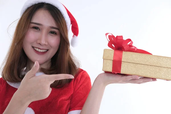 Porträt einer asiatischen Frau im Weihnachtsmann-Kleid auf weißem Hintergrund — Stockfoto