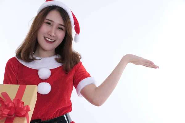 Ritratto di donna asiatica in abito da Babbo Natale su sfondo bianco — Foto Stock