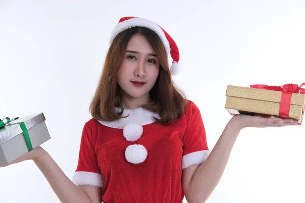 Ritratto di donna asiatica in abito da Babbo Natale su sfondo bianco — Foto Stock