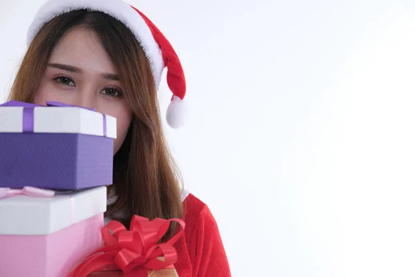 Retrato de mulher asiática em santa claus vestido no fundo branco — Fotografia de Stock