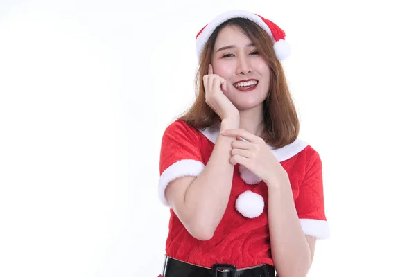 Ritratto di donna asiatica in abito da Babbo Natale su sfondo bianco — Foto Stock