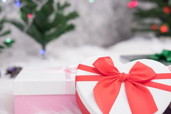 Подарункові коробки та прикрашена ялинка. подарункова коробка для різдвяної па — стокове фото