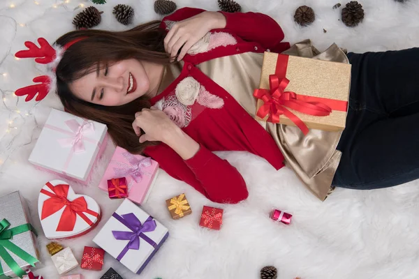 Портрет азіатки, що лежить вдома. дівчина з подарунком подарунок бо — стокове фото