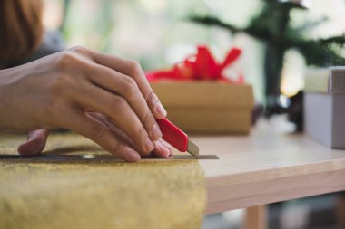 kadın hediye kağıt xmas hediye sarma için kesici bıçak ile kesme