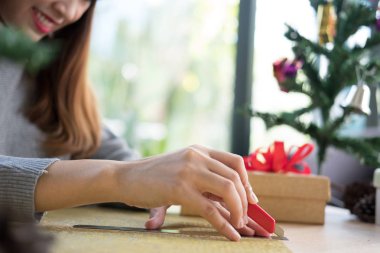 kadın hediye kağıt xmas hediye sarma için kesici bıçak ile kesme