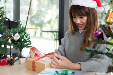 Xmas hediye kutusu ile kurdele bağlama kadın. Sürecinin xmas paket 