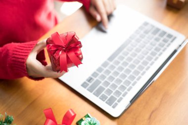 kadın kullanma bilgisayar vasıl ev. chris için hediye hediye kutusu ile kız