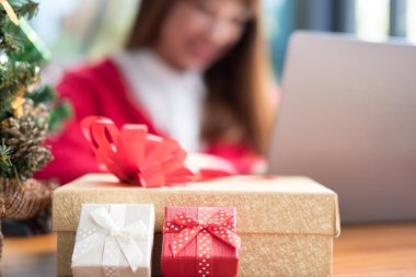 kadın kullanma bilgisayar vasıl ev. chris için hediye hediye kutusu ile kız