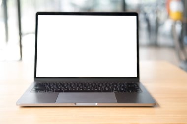 ahşap masa üzerinde bilgisayar. office workpl boş ekran ile dizüstü bilgisayar