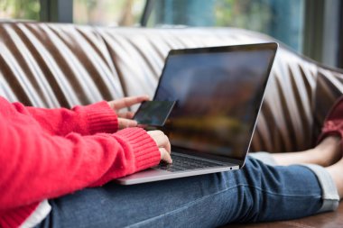 kredi kartı online alışveriş için tutan kadın. Kadın Yetişkin kullanmak 