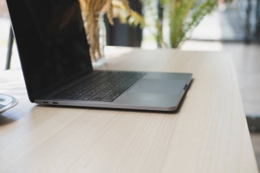 ahşap masa üzerinde bilgisayar. ofis işyeri dizüstü.