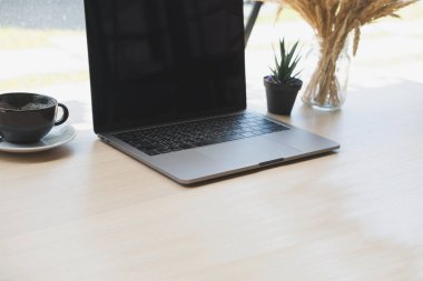bilgisayar, bitki pot, ahşap masa kahve fincanı. office w laptop