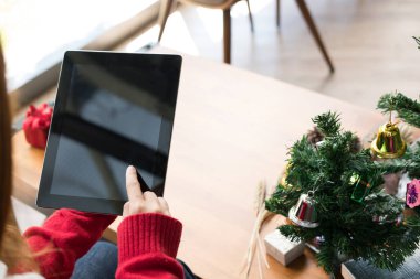 Tablet PC'yi evde kullanma koltukta oturan kadın. Kız manifatura karışıklık