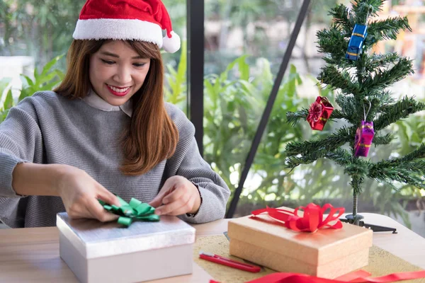 Mulher decorar xmas caixa de presente com fita. cumprimentos da estação para w — Fotografia de Stock