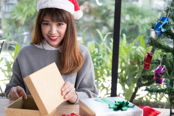 Retrato de mulher asiática usar chapéu de Papai Noel em casa. menina com — Fotografia de Stock