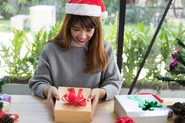 Retrato de mulher asiática usar chapéu de Papai Noel em casa. menina com — Fotografia de Stock