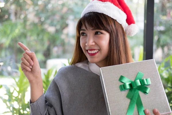 Retrato de mulher asiática usar chapéu de Papai Noel em casa. menina com — Fotografia de Stock