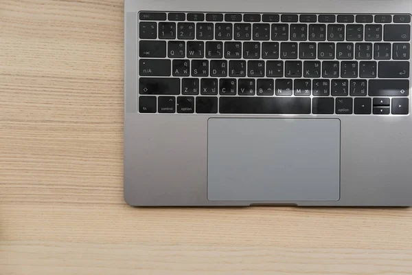 Computador em mesa de madeira. laptop no local de trabalho do escritório . — Fotografia de Stock