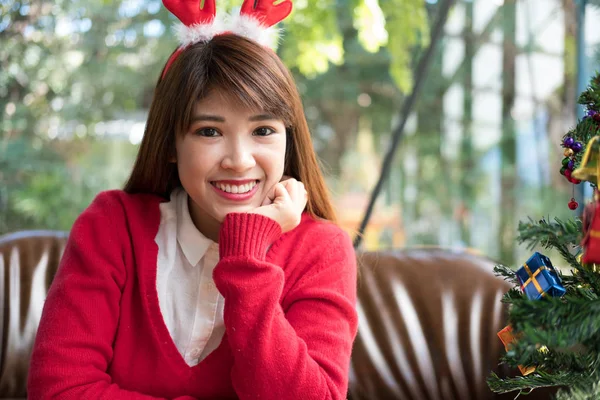 Mulher senta-se no sofá em casa. Menina com árvore de xmas. Natal holida — Fotografia de Stock