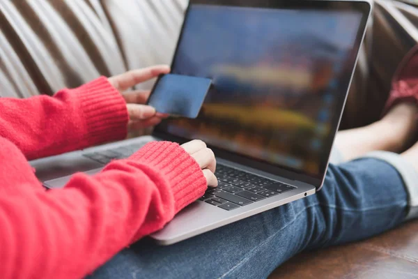 kredi kartı online alışveriş için tutan kadın. Kadın Yetişkin kullanmak 