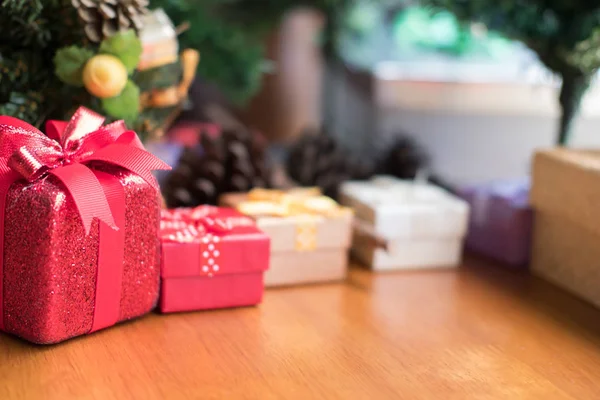 Jelen dobozok és díszített karácsonyfa. ajándék dobozban, a xmas pa — Stock Fotó