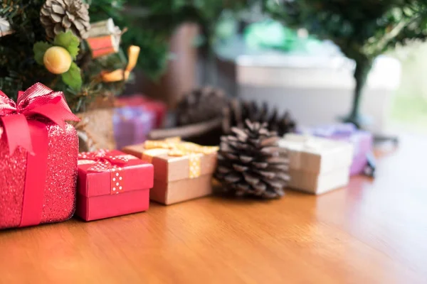 礼品盒和装饰圣诞树。圣诞礼品盒 — 图库照片