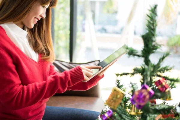 Donna seduta sul divano utilizzando tablet pc a casa. ragazza messaggiando disordine — Foto Stock