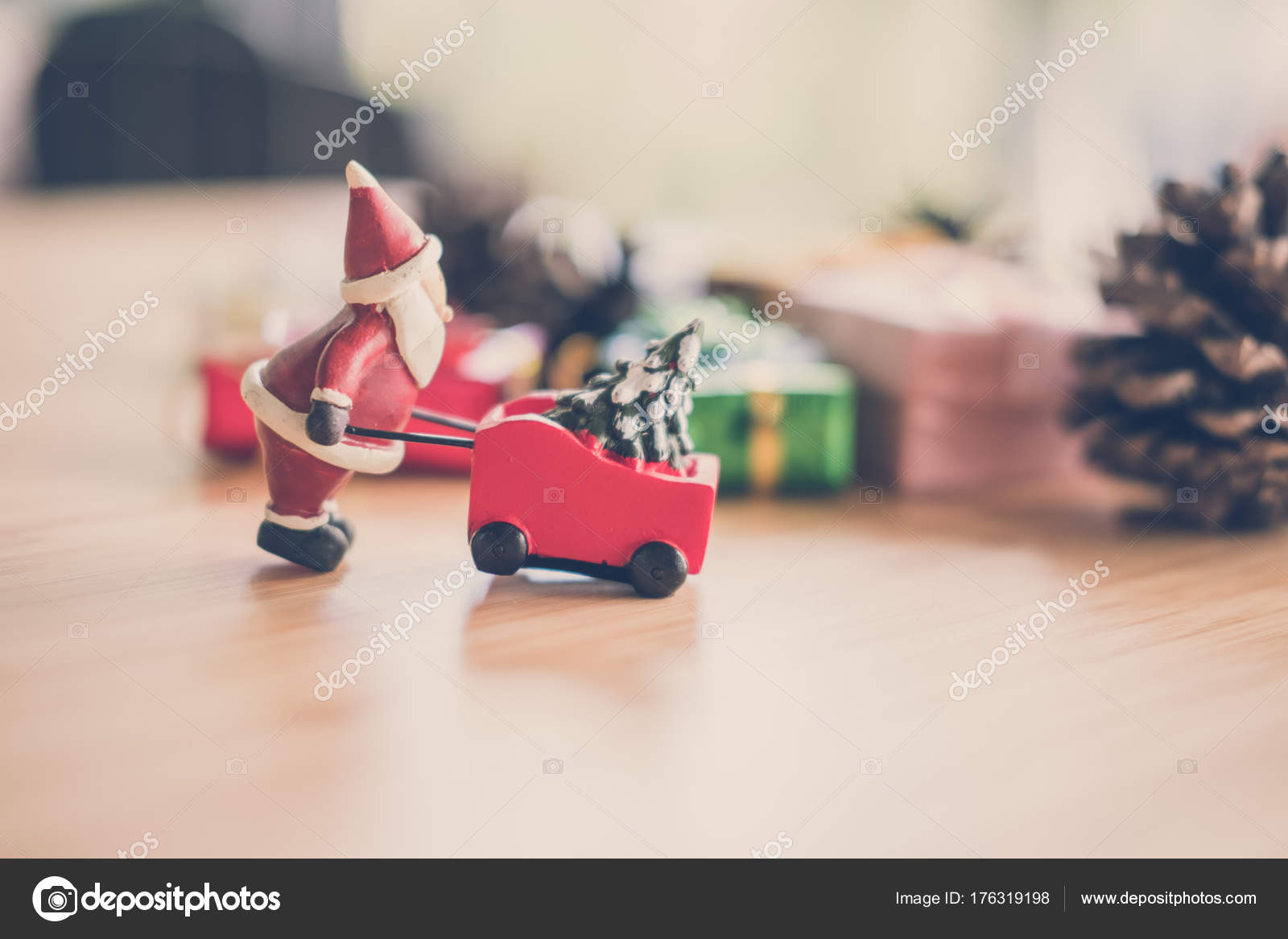 Santa claus Xmas Tree w taczki miniaturowy w³zek podstawy Christmas wakacje celebracji koncepcja sezonie pozdrowienia — ZdjÄ™cie od psisaa