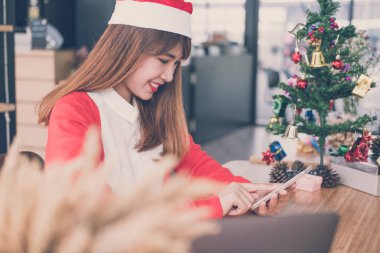 evde akıllı telefon kullanan kadın. Kız manifatura mesaj mobil p