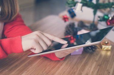 evde tablet pc kullanan kadın. Kız manifatura mesaj touchpad üzerinde 