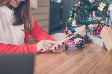 evde akıllı telefon kullanan kadın. Kız manifatura mesaj mobil p