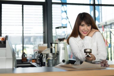 kahve dükkanında kasaya duran küçük işletme sahibi. Erkek 