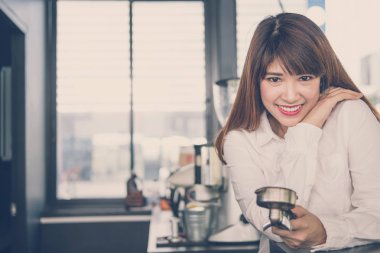 kahve dükkanında kasaya duran küçük işletme sahibi. Erkek 