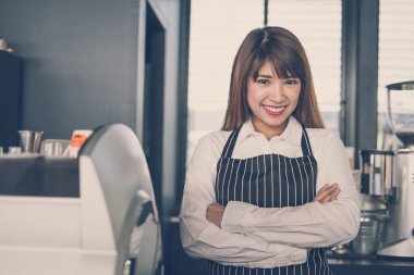 kahve dükkanında kasaya duran küçük işletme sahibi. Erkek 