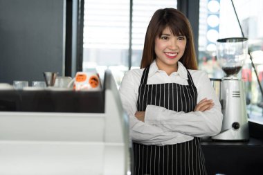 kahve dükkanında kasaya duran küçük işletme sahibi. Erkek 