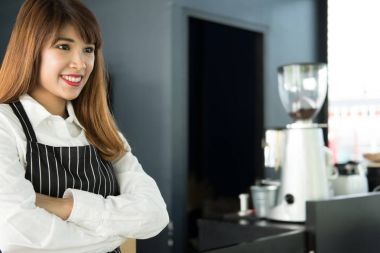 kahve dükkanında kasaya duran küçük işletme sahibi. Erkek 