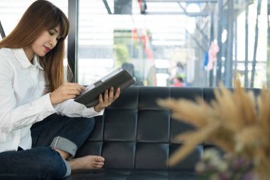 kadın kanepe kafede oturmak. kız öğrencinin not defterinizdeki okuma 