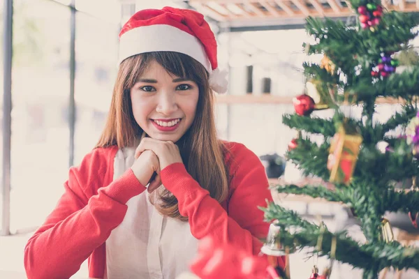 Asiatique femme porter santa claus chapeau à la maison. fille avec noël tr — Photo