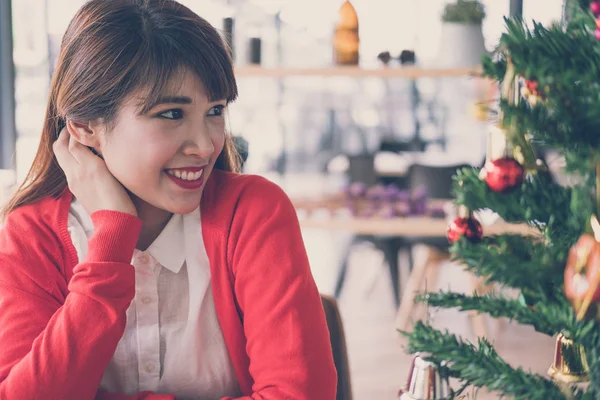 Mulher asiática relaxar & sorrir em casa. Menina com árvore de natal. xma — Fotografia de Stock