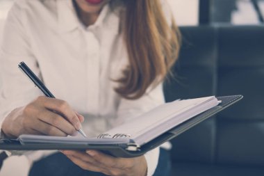 kadın kanepe kafede oturmak. kız öğrenci yazmak not defterinde